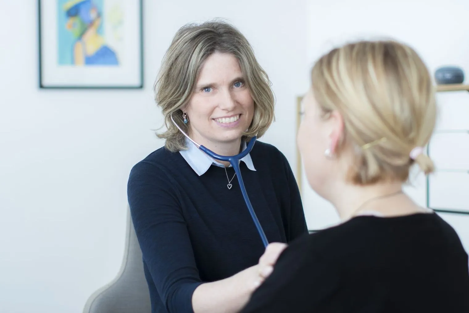 Læge lytter på en patient med stetoskop